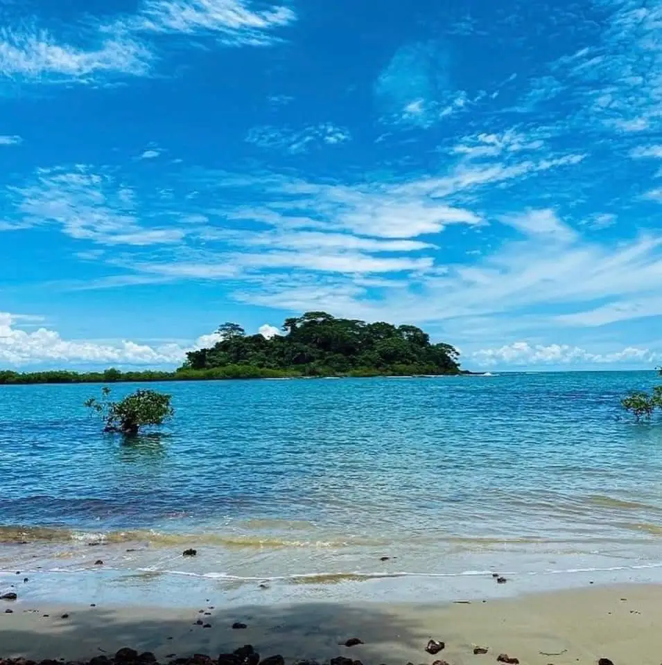 Bijagós islet in turquoise water