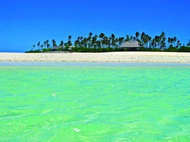 Bijagós Archipelago beach hut at water level
